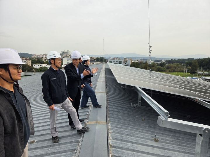 [안성=뉴시스] 고용노동부 경기지청이 21일 안성시 공도읍 지붕형 태양광 설치 현장에서 첫 합동 안전점검을 진행했다. (사진=노동부 경기지청 제공) 2025.10.21. photo@newsis.com *재판매 및 DB 금지