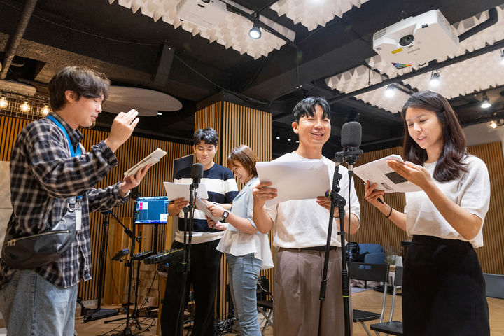 [서울=뉴시스] 코웨이의 '독서취약계층을 위한 임직원 동화낭독 봉사활동' (사진=코웨이 제공) 2025.10.21. photo@newsis.com *재판매 및 DB 금지