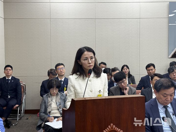[서울=뉴시스] 심지혜 기자 = 추의정 KT 감사실장이 21일 국회 과학기술정보방송통신위원회의 해킹 관련 기관 국정감사 증인으로 출석해 의원 질의에 답변하고 있다. 25.10.21. siming@newsis.com