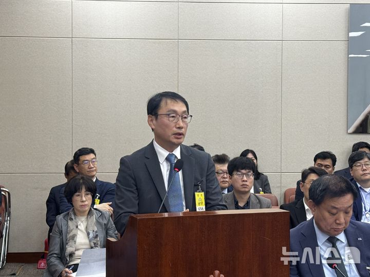 [서울=뉴시스] 심지혜 기자 = 구현모 전 KT 대표가 21일 국회 과학기술정보방송통신위원회의 해킹 관련 기관 국정감사 증인으로 출석해 의원 질의에 답변하고 있다. 25.10.21. siming@newsis.com