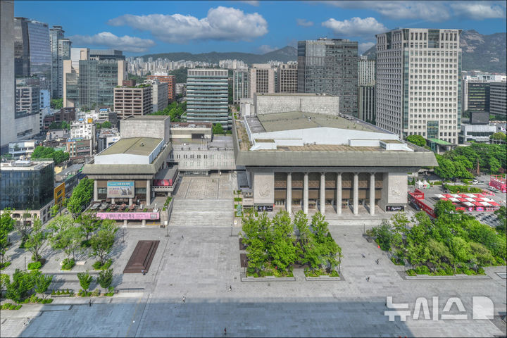 [서울=뉴시스]세종문화회관 전경.