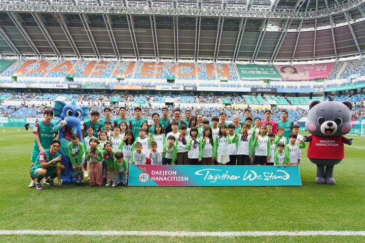 [서울=뉴시스] 계룡건설은 지난 18일 대전월드컵경기장에서 대전하나시티즌과 함께 '브랜드데이' 행사를 열었다고 21일 밝혔다. (사진=계룡건설 제공) 2025.10.21. photo@newsis.com *재판매 및 DB 금지