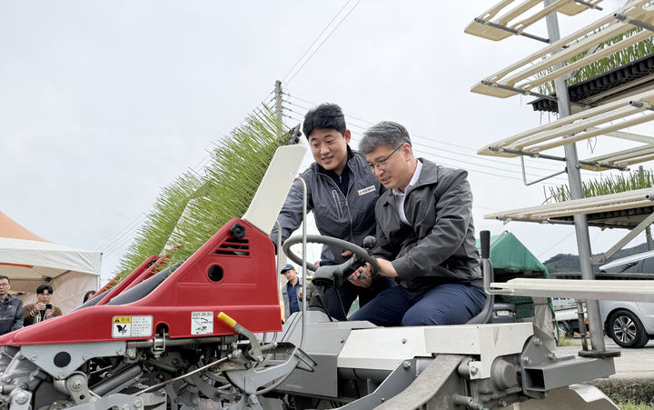 [세종=뉴시스]서효원 농촌진흥청 차장이 21일 경남 함양군 양파 육묘 재배 현장을 찾아 기계정식용 모종의 노지 생산 기술에 대한 설명을 듣고 있다. (사진=농촌진흥청 제공) *재판매 및 DB 금지
