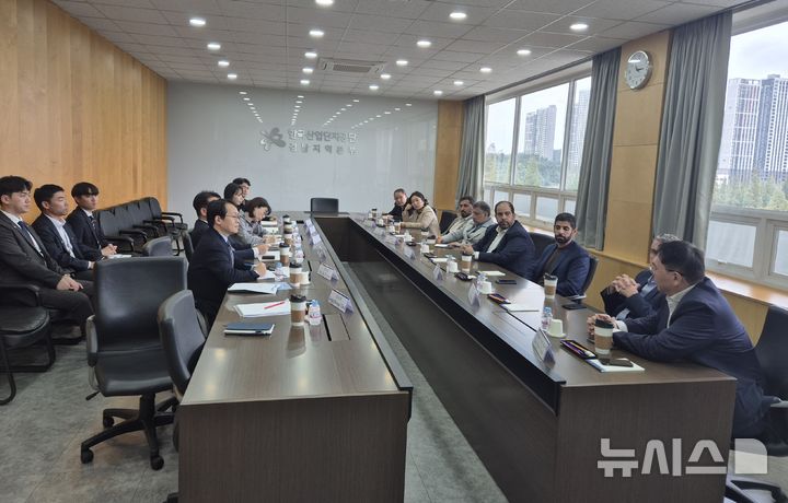 [창원=뉴시스]UAE 방위산업 총괄본부장 일행이 21일 오후 한화에어로스페이스 관계자 등과 한국산업단지공단 경남지역본부를 방문해 김은철 산단공 경남본부장 등과 간담회를 하고 있다.(사진=한국산업단지공단 경남지역본부 제공) 2025.10.21. photo@newsis.com