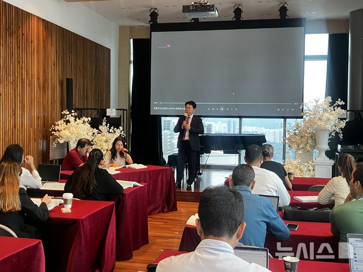 [창원=뉴시스]한국산업단지공단 김은철 경남지역본부장이 21일 시티세븐 43층 더클라우드에서 콜롬비아 상공관광부 대표단을 대상으로 특강하고 있다.(사진=한국산업단지공단 경남지역본부 제공) 2025.10.21. photo@newsis.com