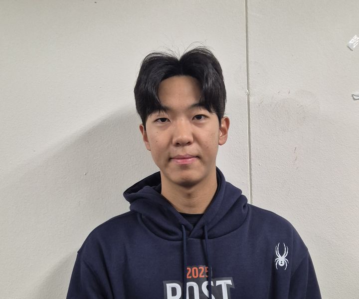 [대구=뉴시스] 문채현 기자 = 프로야구 한화 이글스의 황준서가 21일 대구 삼성라이온즈파크에서 열리는 2025 신한 쏠뱅크 KBO 포스트시즌 플레이오프(PO·5전3선승제) 3차전 삼성 라이온즈와의 원정 경기를 앞두고 취재진과 인터뷰를 하고 있다. 2025.10.21. dal@newsis.com *재판매 및 DB 금지