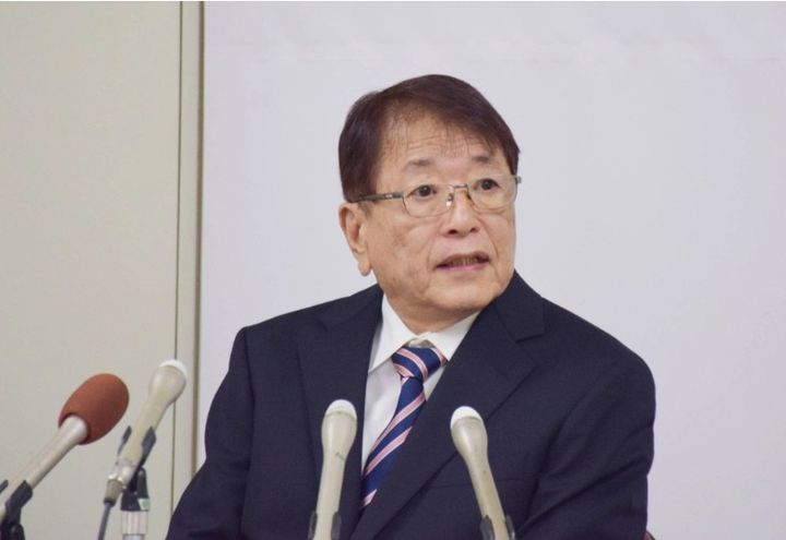 [서울=뉴시스]여성 최초로 일본 총리에 오른 다카이치 사나에(高市早苗)의 남편 야마모토 다쿠(山本拓, 73) 전 의원은 지난해 자민당 총재 선거에서 다카이치가 이시바 시게루(石破茂) 전 총리에게 패배한 후 "다카이치를 일본 최초의 여성 총리로 만들겠다"고 말하고, 중의원 선거에서 다카이치의 정책에 대한 지지를 공약으로 내세웠었다. <사진 출처 : 재팬 타임스> 2025.10.21.