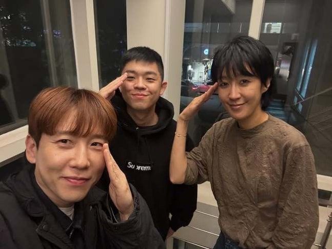 [서울=뉴시스] 홍진경은 20일 자신의 소셜미디어에 "그리의 하루"라는 글과 함께 여러 장의 사진을 올렸다. 사진에는 홍진경과 남창희가 해병대 복무 중 휴가를 나온 그리와 함께 시간을 보내는 모습이 담겼다. (사진=홍진경 인스타그램 캡처) 2025.10.21. photo@newsis.com *재판매 및 DB 금지