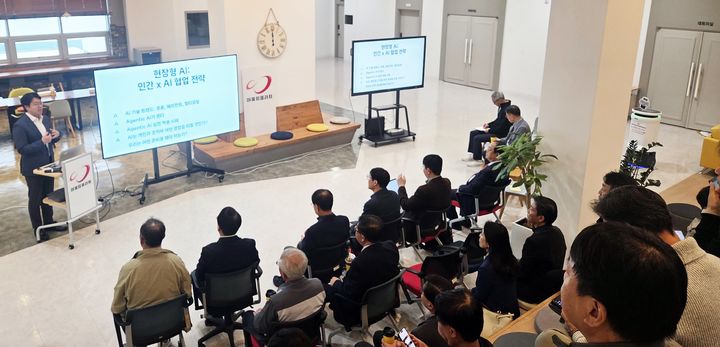 [대전=뉴시스]대전테크노파크는 21일 대전TP 어울림플라자에서 '제4회 대전 연구산업 포럼'을 열고 인공지능(AI) 기반 연구개발 혁신 방안을 논의했다. 2025. 10. 21 photo@newsis.com *재판매 및 DB 금지