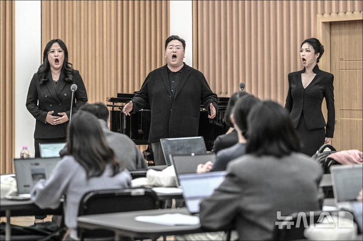 [서울=뉴시스]21일 서울 종로구 세종문화회관에서 열린 서울시오페라단 창단 40주년 기념 '아이다' 제작발표회에서 서울시오페라단 박혜진 예술감독 겸 단장이 발언하고 있다. (사진=세종문화회관 제공) 