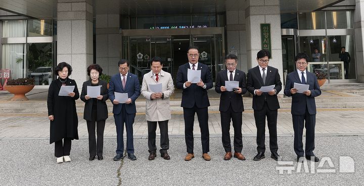 [안양=뉴시스] 안양시 의회 국민의힘 시의원들이 최대호 시장 선거법 위반 책임을 촉구하는 기자회견을 열고 있다.(사진=국민의힘 제공).2025.10.21.photo@newsis.com