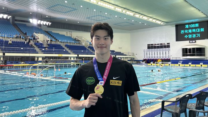 [서울=뉴시스]황선우(강원도청)이 21일 부산 사직종합운동장 실내수영장에서 열린 전국체전 수영 경영 남자 일반부 계영 400m 결승에서 3분11초52로 터치패드를 찍고 정상에 오른 뒤 미소 짓고 있다. (사진=올댓스포츠 제공) 2025.10.21. photo@newsis.com *재판매 및 DB 금지