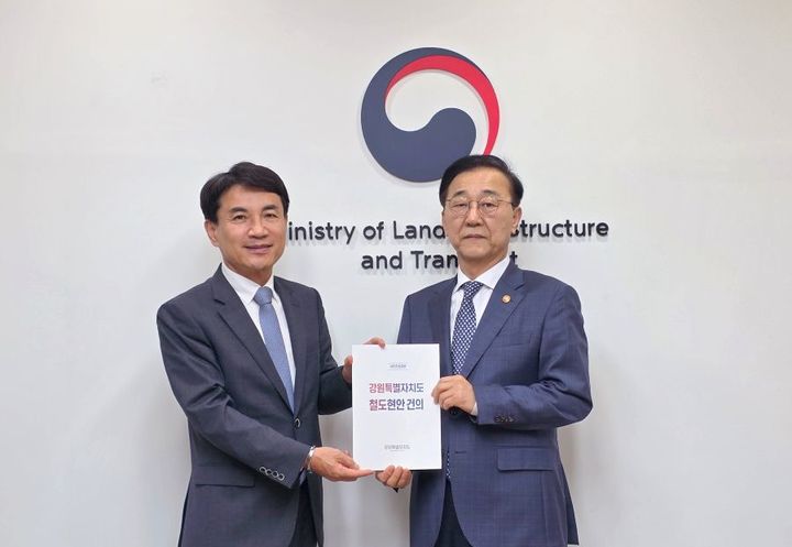 [춘천=뉴시스] 21일 강원특별자치도는 이날 김진태 강원특별자치도지사는 서울국토발전전시관에서 김윤덕 국토교통부 장관을 만나 제5차 국가철도망 구축계획에 강원도가 신청한 춘천~원주 연결선 등 10개 신규 철도사업의 최대 반영을 요청했다 고 밝혔다. *재판매 및 DB 금지