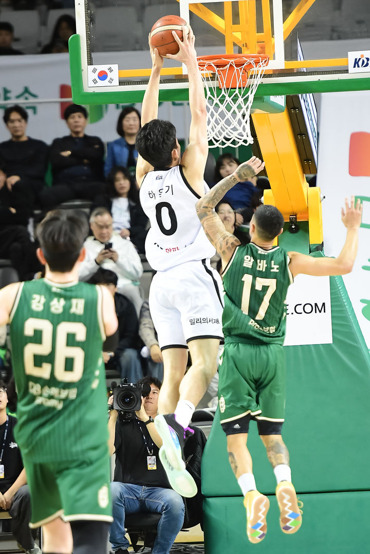 [서울=뉴시스] 프로농구 수원 KT의 하윤기. (사진=KBL 제공) *재판매 및 DB 금지