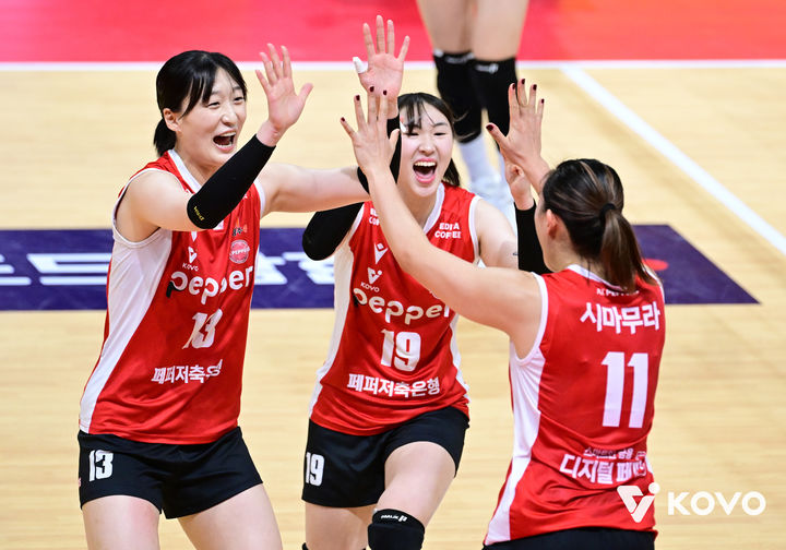 [서울=뉴시스]여자배구 페퍼저축은행, 첫 경기 승리. (사진=KOVO 제공)