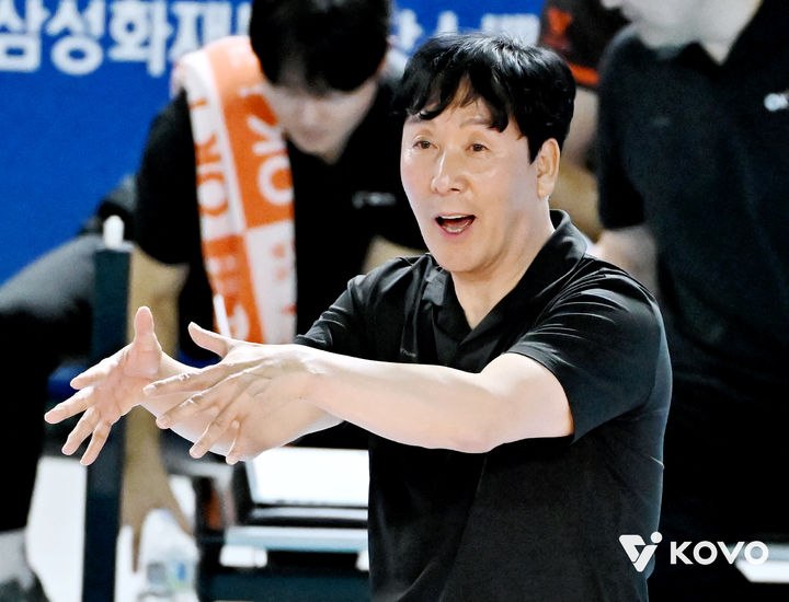 [서울=뉴시스]남자배구 OK저축은행 신영철 감독. (사진=KOVO 제공)