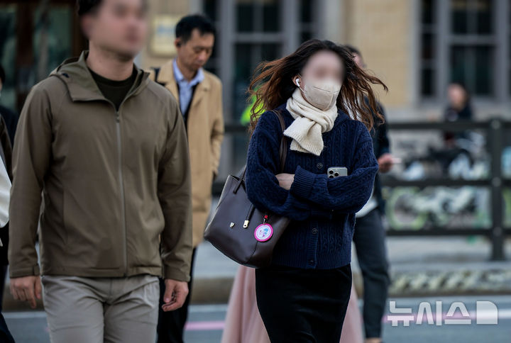 [서울=뉴시스] 정병혁 기자 = 추운 날씨를 보인 지난 21일 서울 종로구 광화문네거리에서 두꺼운 옷차림을 한 시민들이 이동하고 있다. 2025.10.21 jhope@newsis.com