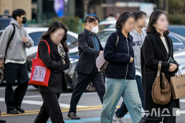 [서울=뉴시스] 정병혁 기자 = 추운 날씨를 보인 21일 서울 종로구 광화문네거리에서 두꺼운 옷차림을 한 시민들이 이동하고 있다. 2025.10.21 jhope@newsis.com