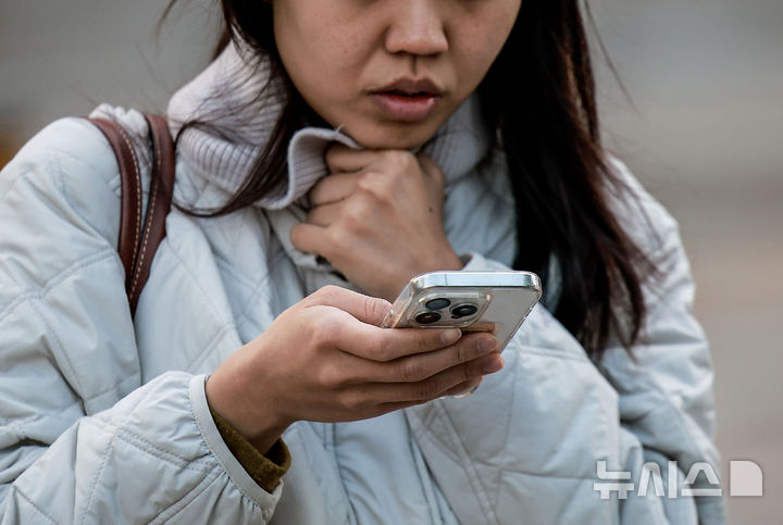 [서울=뉴시스] 정병혁 기자 = 추운 날씨를 보인 21일 서울 종로구 광화문네거리에서 두꺼운 옷차림을 한 시민들이 이동하고 있다. 2025.10.21 jhope@newsis.com