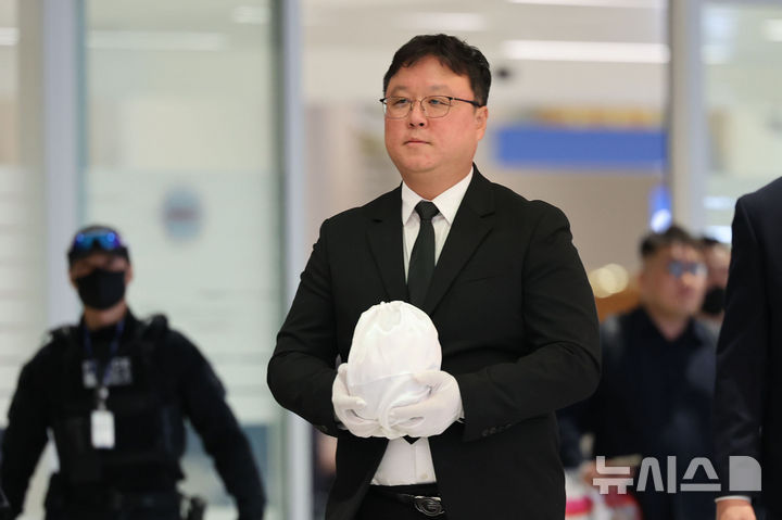 [인천공항=뉴시스] 권창회 기자 = 캄보디아 범죄단지에서 고문을 당해 숨진 한국인 대학생 A(22)씨의 유해가 21일 오전 인천국제공항  2터미널을 통해 송환되고 있다. 2025.10.21. kch0523@newsis.com