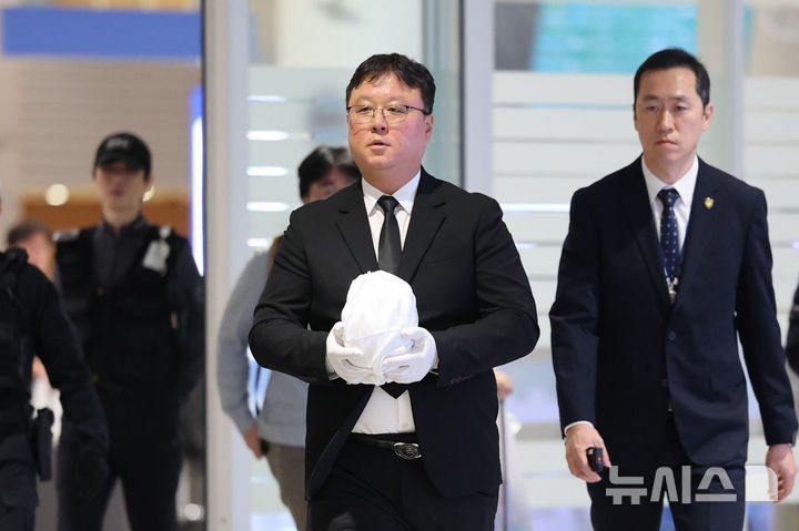 [인천공항=뉴시스] 권창회 기자 = 캄보디아 범죄단지에서 고문을 당해 숨진 한국인 대학생 A(22)씨의 유해가 21일 오전 인천국제공항 2터미널을 통해 송환되고 있다. 2025.10.21. kch0523@newsis.com