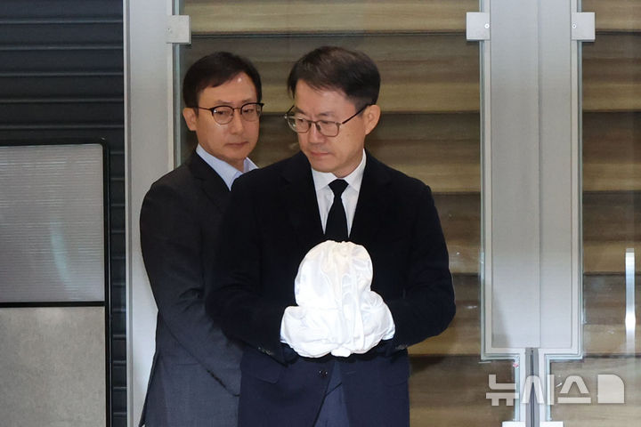 [인천공항=뉴시스] 권창회 기자 = 캄보디아 범죄단지에서 고문을 당해 숨진 한국인 대학생 A(22)씨의 유해가 21일 오전 인천국제공항 2터미널을 통해 송환돼 안중만 경북경찰청 형사기동대장에게 인수되고 있다. 2025.10.21. kch0523@newsis.com