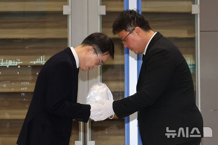 [인천공항=뉴시스] 권창회 기자 = 캄보디아 범죄단지에서 고문을 당해 숨진 한국인 대학생 A(22)씨의 유해가 21일 오전 인천국제공항  2터미널을 통해 송환돼 안중만 경북경찰청 형사기동대장에게 인수되고 있다. 2025.10.21. kch0523@newsis.com