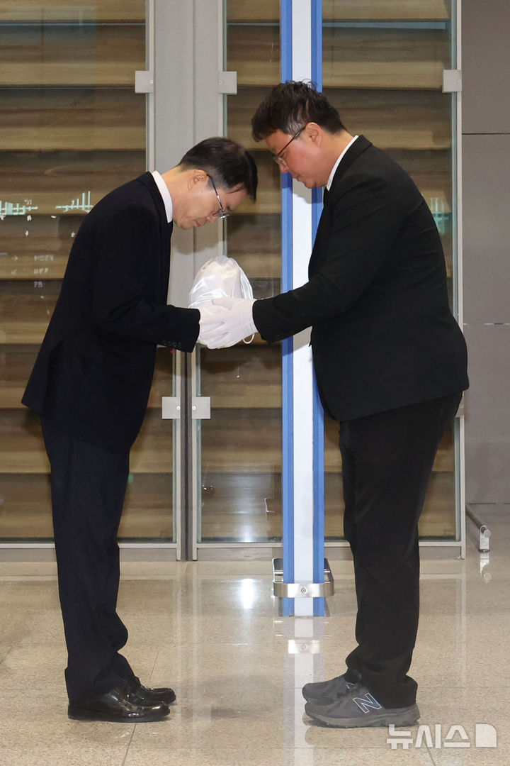 [인천공항=뉴시스] 권창회 기자 = 캄보디아 범죄단지에서 고문을 당해 숨진 한국인 대학생 A(22)씨의 유해가 21일 오전 인천국제공항 2터미널을 통해 송환돼 안중만 경북경찰청 형사기동대장에게 인수되고 있다. 2025.10.21. kch0523@newsis.com