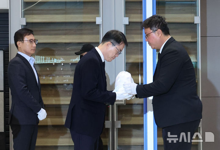 [인천공항=뉴시스] 권창회 기자 = 캄보디아 범죄단지에서 고문을 당해 숨진 한국인 대학생 A(22)씨의 유해가 21일 오전 인천국제공항  2터미널을 통해 송환돼 안중만 경북경찰청 형사기동대장에게 인수되고 있다. 2025.10.21. kch0523@newsis.com
