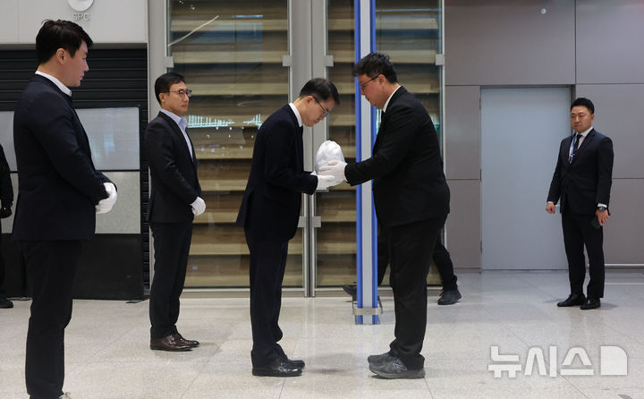 [인천공항=뉴시스] 권창회 기자 = 캄보디아 범죄단지에서 고문을 당해 숨진 한국인 대학생 A(22)씨의 유해가 21일 오전 인천국제공항 2터미널을 통해 송환돼 안중만 경북경찰청 형사기동대장에게 인수되고 있다. 2025.10.21. kch0523@newsis.com