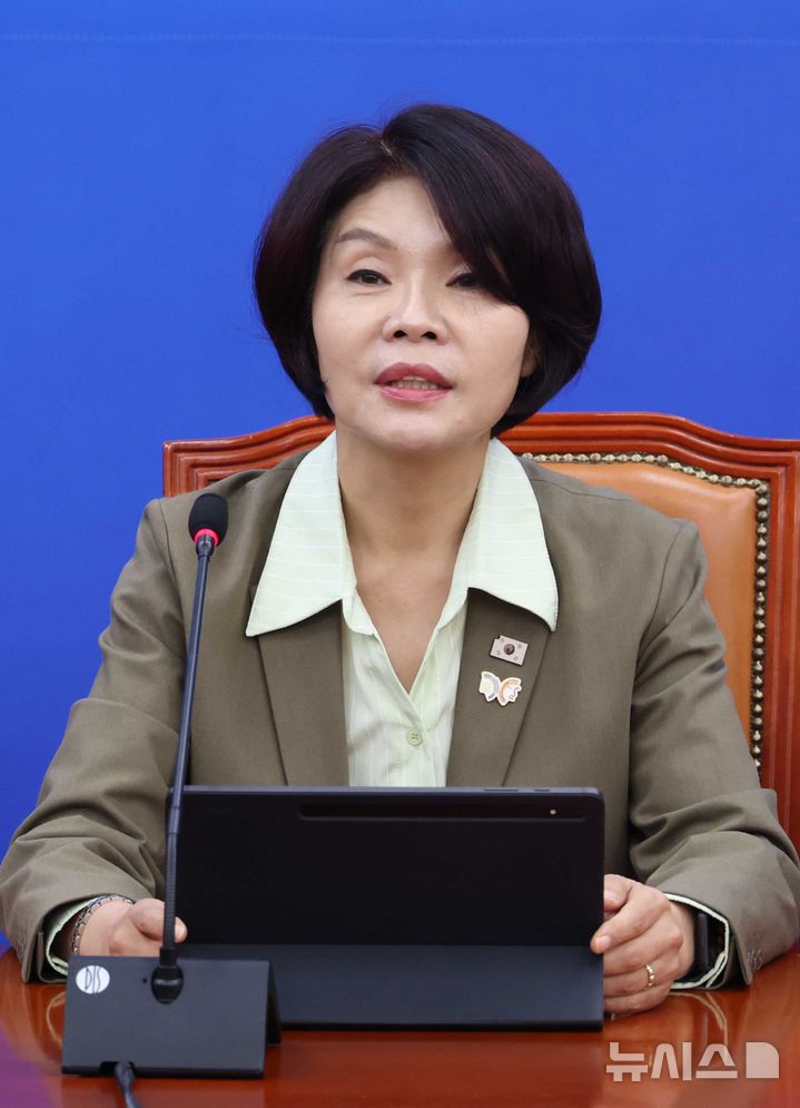 [서울=뉴시스] 조성봉 기자 = 한정애 더불어민주당 정책위의장이 21일 오전 서울 여의도 국회에서 열린 정책조정회의에서 발언을 하고 있다. 2025.10.21. suncho21@newsis.com