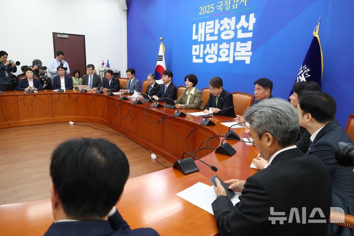 [서울=뉴시스] 조성봉 기자 = 한정애 더불어민주당 정책위의장이 21일 오전 서울 여의도 국회에서 열린 정책조정회의에서 발언을 하고 있다. 2025.10.21. suncho21@newsis.com