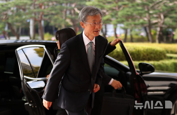 [서울=뉴시스] 김혜진 기자 = 조희대 대법원장이 지난 21일 서울 서초구 대법원으로 출근하고 있다. 2025.10.21. jini@newsis.com