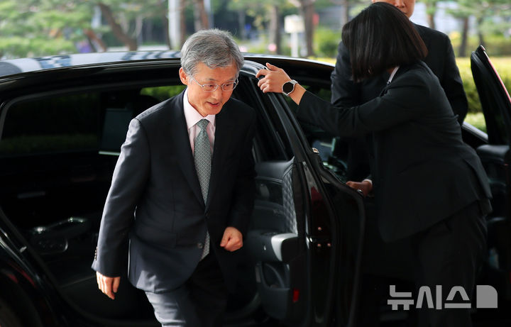 [서울=뉴시스] 김혜진 기자 = 조희대 대법원장이 21일 서울 서초구 대법원으로 출근하고 있다. 2025.10.21. jini@newsis.com
