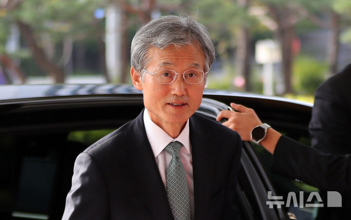 [서울=뉴시스] 김혜진 기자 = 조희대 대법원장이 지난 10월 21일 서울 서초구 대법원으로 출근하고 있다. 2025.10.21. jini@newsis.com