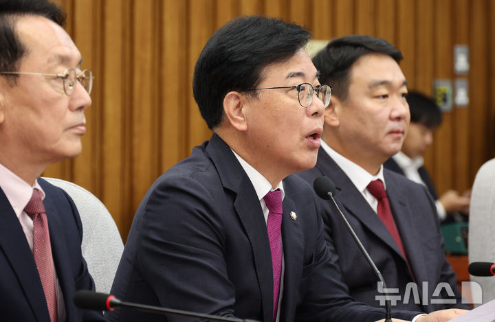[서울=뉴시스] 김금보 기자 = 송언석 국민의힘 원대대표가 21일 오전 서울 여의도 국회에서 열린 국정감사 대책회의에서 발언을 하고 있다. 2025.10.21. kgb@newsis.com