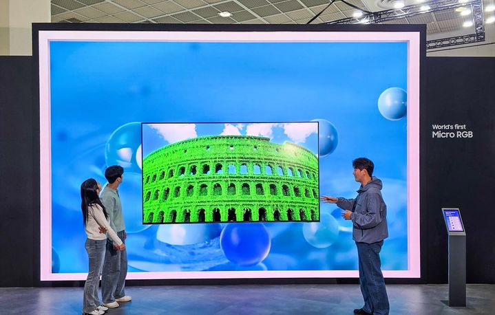 [서울=뉴시스] 삼성전자는 21일 서울 강남구 코엑스에서 열린 KES 2025(한국전자전)에 참가했다고 밝혔다. 삼성전자관에서 관람객들이 '마이크로 RGB TV'의 압도적 화질과 색 재현력, 명암 표현력 등을 경험하고 있다. (사진=삼성전자 제공) 2025.10.21. photo@newsis.com *재판매 및 DB 금지