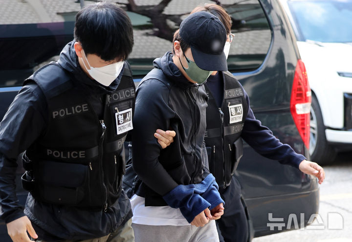 [의정부=뉴시스] 이영환 기자 = 전기통신사업법 위반 등의 혐의를 받고 있는 캄보디아 송환 피의자가 21일 오전 경기 의정부시 의정부지방법원에서 열린 구속 전 피의자심문(영장실질심사)에 출석하고 있다.  경기북부경찰청은 캄보디아에서 송환된 피의자 15명 중 11명에 대해 구속 영장을 신청했으며 이들은 올해 3~4월 캄보디아 범죄단지에서 로맨스 스캠 범죄에 가담한 혐의를 받는다. 11명 중 10명은 이날 의정부지법에서 오전과 오후로 나눠 구속 전 피의자심문(영장실질심사)을 받을 예정이다. 2025.10.21. 20hwan@newsis.com