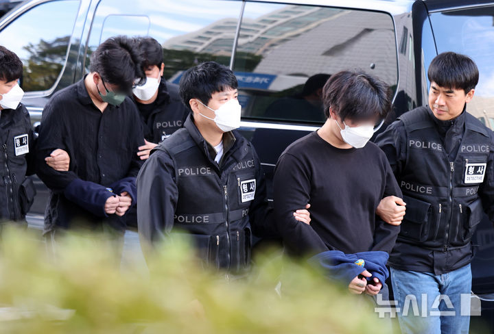 [의정부=뉴시스] 이영환 기자 = 전기통신사업법 위반 등의 혐의를 받고 있는 캄보디아 송환 피의자가 21일 오전 경기 의정부시 의정부지방법원에서 열린 구속 전 피의자심문(영장실질심사)에 출석하고 있다.경기북부경찰청은 캄보디아에서 송환된 피의자 15명 중 11명에 대해 구속 영장을 신청했으며 이들은 올해 3~4월 캄보디아 범죄단지에서 로맨스 스캠 범죄에 가담한 혐의를 받는다. 11명 중 10명은 이날 의정부지법에서 오전과 오후로 나눠 구속 전 피의자심문(영장실질심사)을 받을 예정이다. 2025.10.21. 20hwan@newsis.com