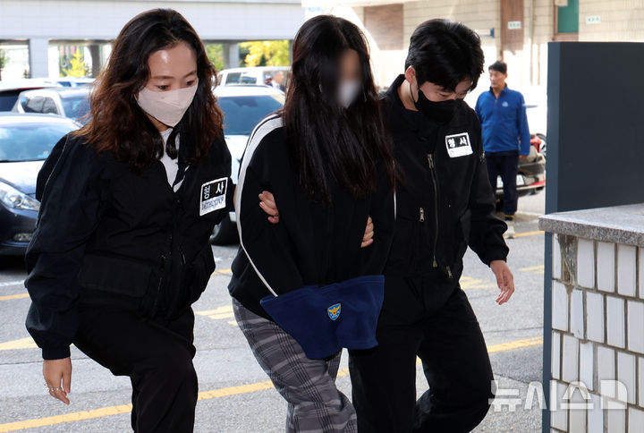 [의정부=뉴시스] 이영환 기자 = 전기통신사업법 위반 등의 혐의를 받고 있는 캄보디아 송환 피의자가 21일 오전 경기 의정부시 의정부지방법원에서 열린 구속 전 피의자심문(영장실질심사)에 출석하고 있다.경기북부경찰청은 캄보디아에서 송환된 피의자 15명 중 11명에 대해 구속 영장을 신청했으며 이들은 올해 3~4월 캄보디아 범죄단지에서 로맨스 스캠 범죄에 가담한 혐의를 받는다. 11명 중 10명은 이날 의정부지법에서 오전과 오후로 나눠 구속 전 피의자심문(영장실질심사)을 받을 예정이다. 2025.10.21. 20hwan@newsis.com