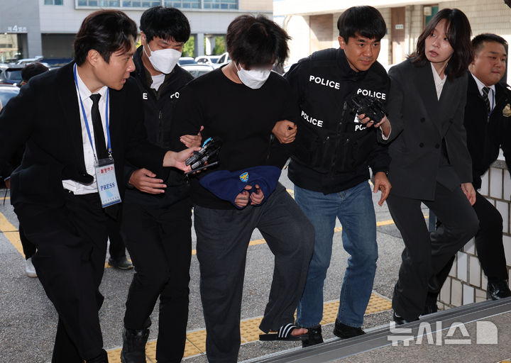 [의정부=뉴시스] 이영환 기자 = 전기통신사업법 위반 등의 혐의를 받고 있는 캄보디아 송환 피의자가 21일 오전 경기 의정부시 의정부지방법원에서 열린 구속 전 피의자심문(영장실질심사)에 출석하고 있다.경기북부경찰청은 캄보디아에서 송환된 피의자 15명 중 11명에 대해 구속 영장을 신청했으며 이들은 올해 3~4월 캄보디아 범죄단지에서 로맨스 스캠 범죄에 가담한 혐의를 받는다. 11명 중 10명은 이날 의정부지법에서 오전과 오후로 나눠 구속 전 피의자심문(영장실질심사)을 받을 예정이다. 2025.10.21. 20hwan@newsis.com