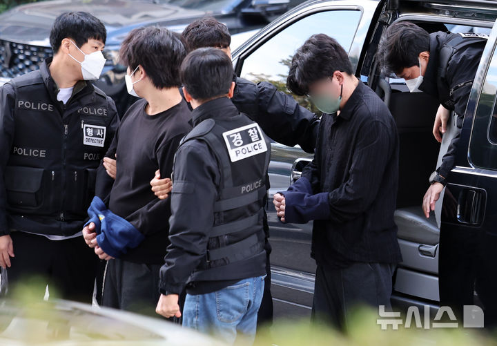 [의정부=뉴시스] 이영환 기자 = 전기통신사업법 위반 등의 혐의를 받고 있는 캄보디아 송환 피의자가 21일 오전 경기 의정부시 의정부지방법원에서 열린 구속 전 피의자심문(영장실질심사)에 출석하고 있다.경기북부경찰청은 캄보디아에서 송환된 피의자 15명 중 11명에 대해 구속 영장을 신청했으며 이들은 올해 3~4월 캄보디아 범죄단지에서 로맨스 스캠 범죄에 가담한 혐의를 받는다. 11명 중 10명은 이날 의정부지법에서 오전과 오후로 나눠 구속 전 피의자심문(영장실질심사)을 받을 예정이다. 2025.10.21. 20hwan@newsis.com