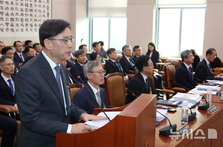 [서울=뉴시스] 고승민 기자 = 이원범 대전고등법원장이 21일 서울 여의도 국회에서 열린 법제사법위원회의 대전고등법원 등 국정감사에서 업무보고를 하고 있다. 2025.10.21. kkssmm99@newsis.com