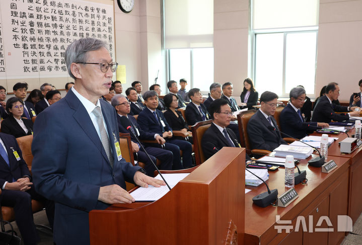 [서울=뉴시스] 고승민 기자 = 설범식 광주고등법원장이 21일 서울 여의도 국회에서 열린 법제사법위원회의 대전고등법원 등 국정감사에서 업무보고를 하고 있다. 2025.10.21. kkssmm99@newsis.com