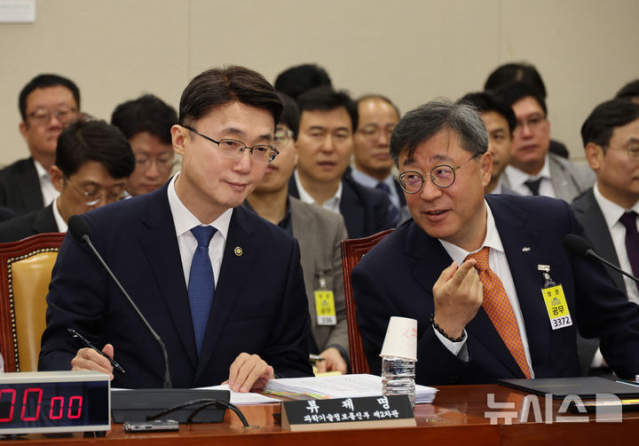 [서울=뉴시스] 김금보 기자 = 박윤규(오른쪽) 정보통신산업진흥원장이 21일 서울 여의도 국회에서 열린 과학기술정보방송통신위원회의 ICT 공공기관에 대한 국정감사 개시를 기다리며 류제명 과학기술정보통신부 제2차관과 대화를 하고 있다. 2025.10.21. kgb@newsis.com