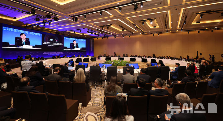 [인천=뉴시스] 권창회 기자 = 구윤철 경제부총리 겸 기획재정부 장관이 21일 오전 인천 영종도 인스파이어 리조트에서 열린 2025 APEC 재무장관회의에서 개회사를 하고 있다. 2025.10.21. kch0523@newsis.com