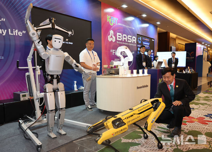 [인천=뉴시스] 권창회 기자 = 구윤철 경제부총리 겸 기획재정부 장관이 21일 오전 인천 영종도 인스파이어 리조트에서 열린 2025 APEC 재무장관회의 시작에 앞서 로봇 부스를 둘러보고 있다. 2025.10.21. kch0523@newsis.com