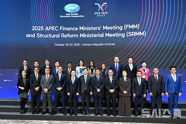 [인천=뉴시스] 권창회 기자 = 구윤철 경제부총리 겸 기획재정부 장관이 21일 오전 인천 영종도 인스파이어 리조트에서 열린 2025 APEC 재무장관회의에서 각국 참석자들과 기념촬영을 하고 있다. (공동취재) 2025.10.21. photo@newsis.com