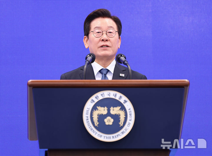 [서울=뉴시스] 고범준 기자 = 이재명 대통령이 21일 서울 서대문구 경찰청에서 열린 제80주년 경찰의 날 기념식에서 기념사를 하고 있다. (대통령실통신사진기자단) 2025.10.21. bjko@newsis.com