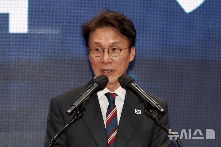 [서울=뉴시스] 청사사진기자단 = 김민석 국무총리가 21일 서울 강서구 코엑스 마곡에서 열린 2025 민관합동 상생협력 채용박람회 개막식에 참석, 축사를 하고 있다. 2025.10.21. photo@newsis.com